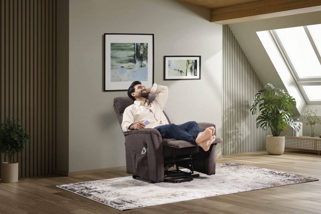 Un rincón de lectura elegante con un sillón de cuero marrón, una lámpara de pie moderna y repisas de madera con libros organizados