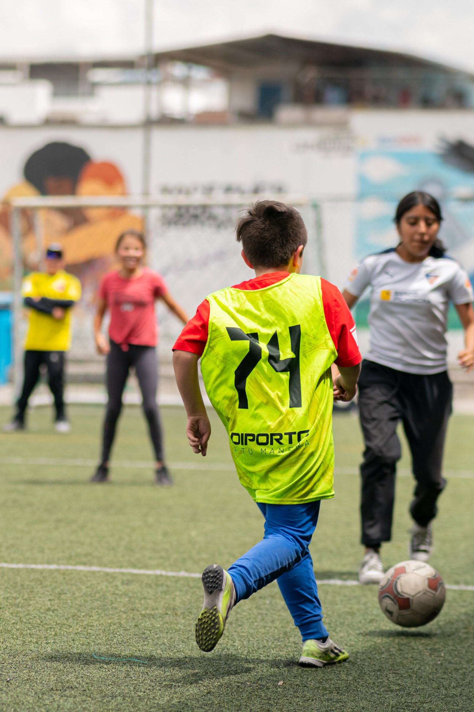 Niños participando en campamento de verano para niños en Quito organizado por REWA