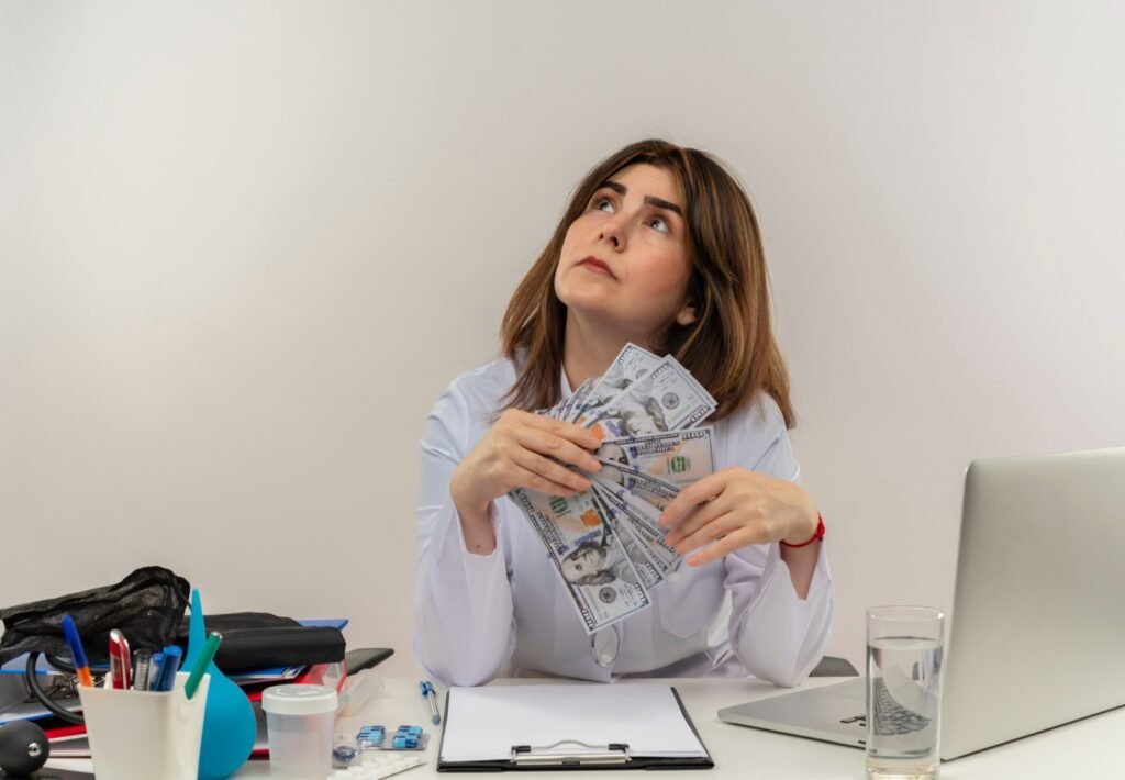 Empleado revisando un balance financiero personal en su ordenador que ilustra la compleja percepción del salario en Ecuador.