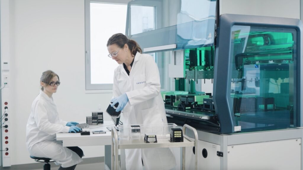 Representación gráfica de biosimilares, símbolos de salud y sostenibilidad, con el logo de Sandoz, alusiva a 20 años de liderazgo en el sector.