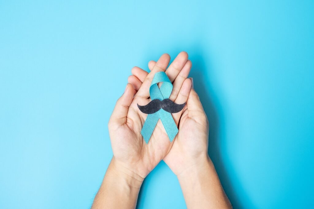 Un médico urólogo de Cleveland Clinic señalando un modelo anatómico durante una consulta preventiva de salud masculina.