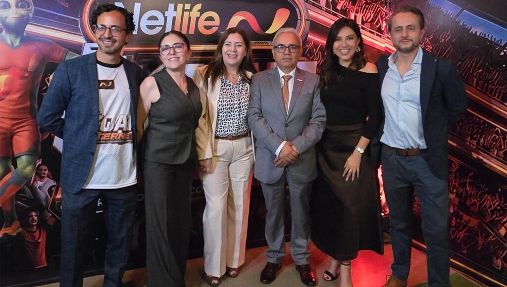 Directivos de Netlife presentan junto a ZTE las innovaciones en conectividad inteligente durante un evento tecnológico inspirado en el fútbol en Ecuador.