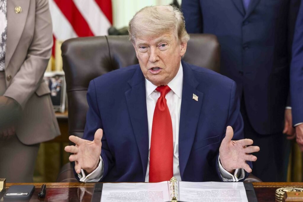 Donald Trump en el Despacho Oval anunciando el gran acuerdo con Irán ante medios de comunicación
