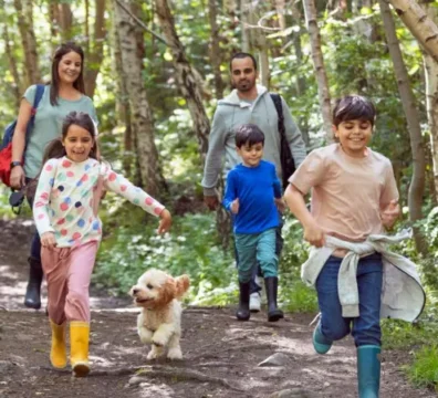 Personas caminando tranquilas entre árboles y vegetación, disfrutando de 20 minutos en contacto con la naturaleza