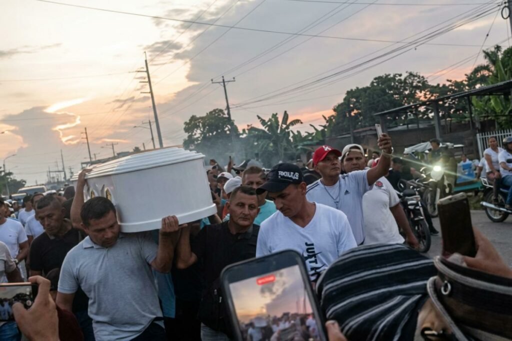 Familiares y allegados durante la despedida de Carlos Suástegui en El Triunfo bajo resguardo militar.