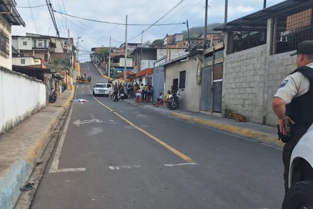Policía Nacional acordona la escena donde un hombre fue asesinado en San Pablo, Portoviejo, cerca de una escuela.