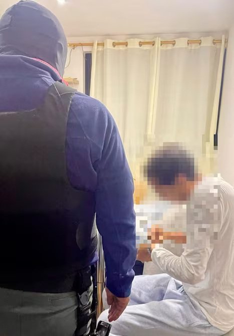 Fiscalía y Policía durante el allanamiento en la vivienda del hermano de Fito en Carapungo.