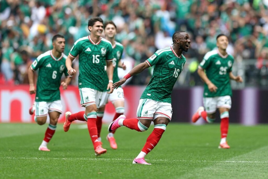 Jugadores de México celebran tras ganar 2-0 a Sudáfrica en el partido inaugural del Mundial en el Estadio Azteca