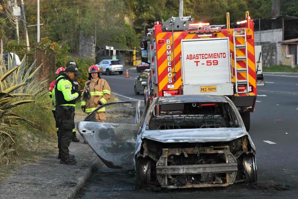 Carro incinerado hallado cerca del túnel Guayasamín durante la investigación por las explosiones en Quito.