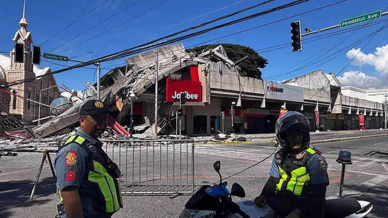 Escombros de un restaurante colapsado tras el sismo en la isla de Mindanao.