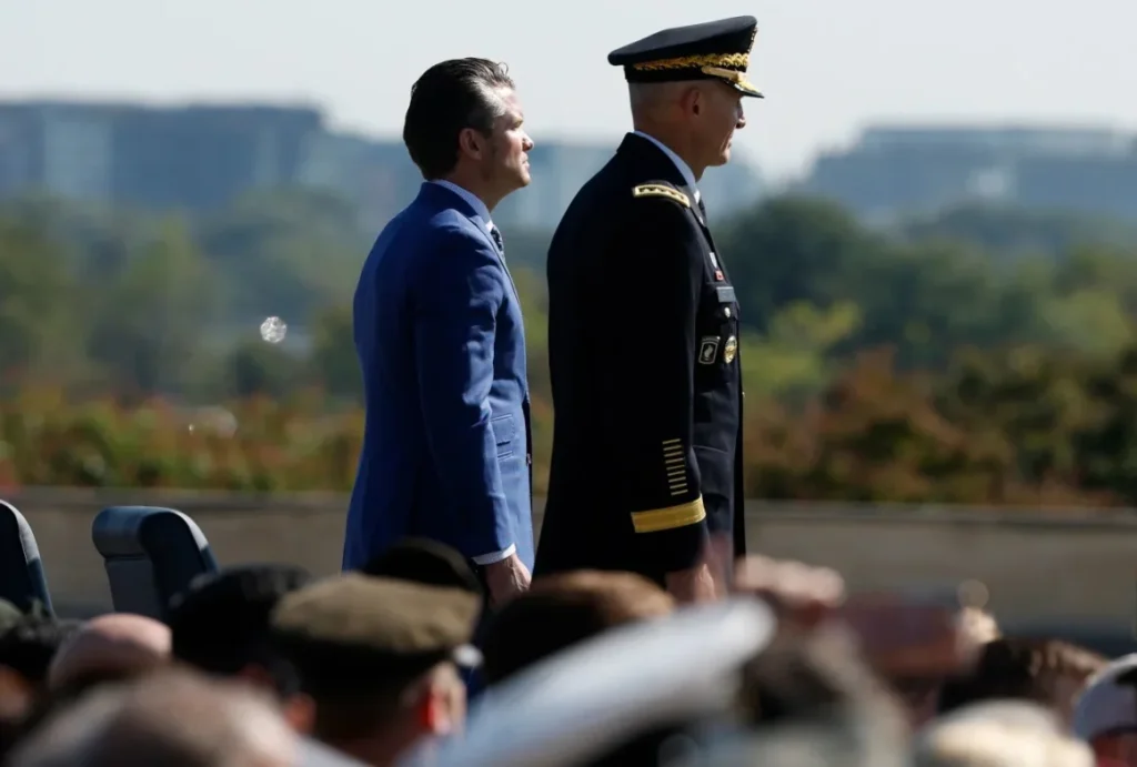 Pete Hegseth y el general Randy George de pie durante una ceremonia protocolaria en el Pentágono.