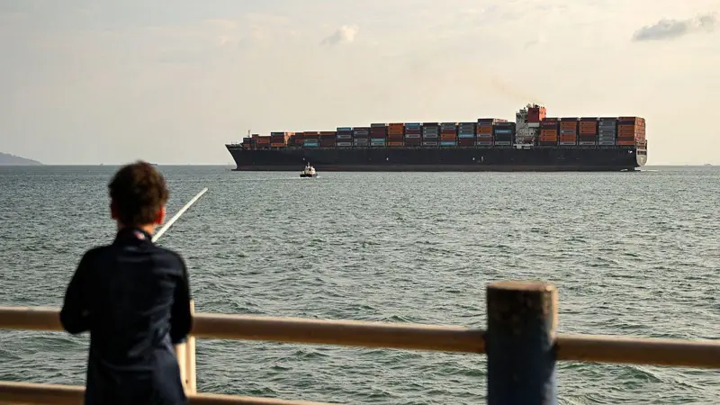 Vista panorámica de un gran buque portacontenedores transitando por las esclusas del Canal de Panamá.