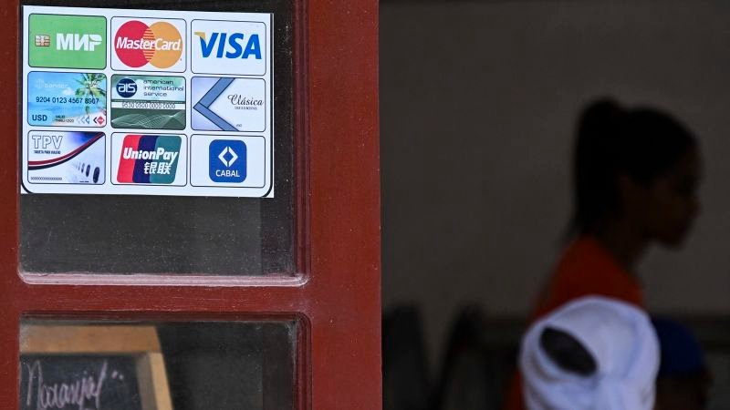 Tarjetas de crédito internacionales inhabilitadas frente a las oficinas del Banco Central de Cuba en La Habana.