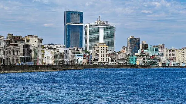 Instalaciones vacías en la terraza de un hotel internacional debido a la crisis hotelera en Cuba.