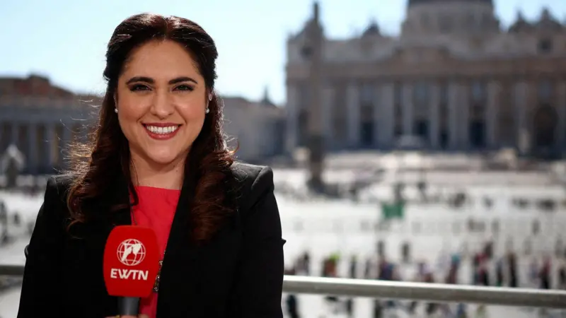 Retrato oficial de María Montserrat Alvarado, primera mujer laica nombrada prefecta en la Curia Romana por el Vaticano.