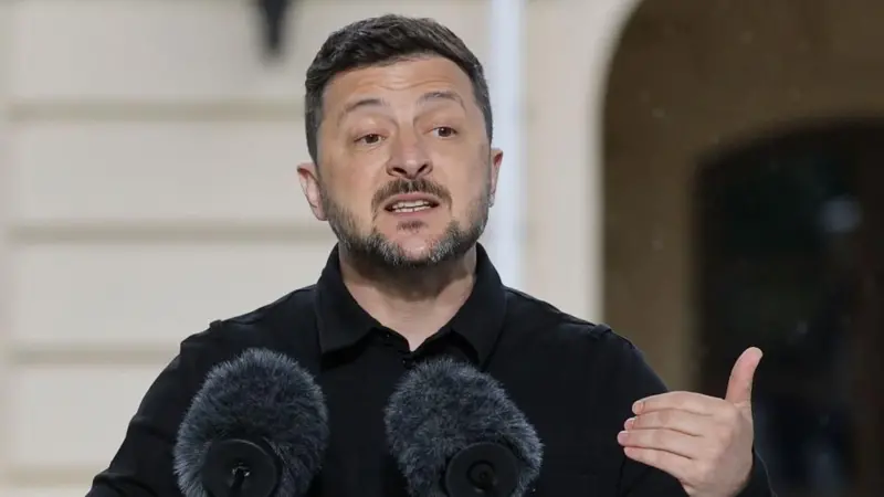 El presidente Volodymyr Zelensky durante un discurso oficial proponiendo un alto al fuego y negociaciones de paz.