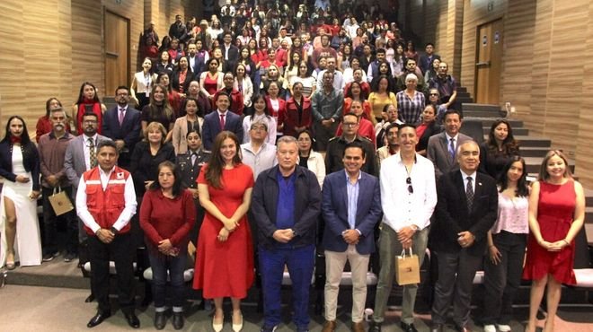 Voluntarios y personal sanitario participando en la jornada de donación de sangre en Ecuador, con carteles informativos y espacios de atención habilitados