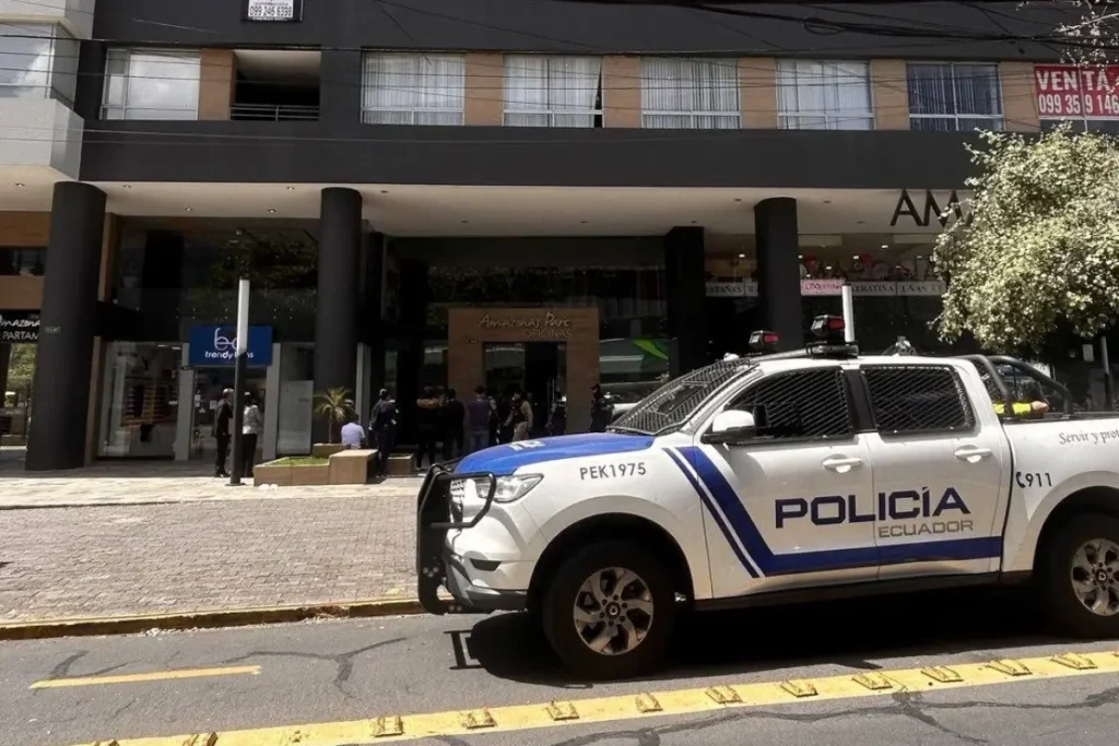 Operativo policial por un intento de asalto en edificio de Quito donde fueron detenidos tres presuntos implicados.
