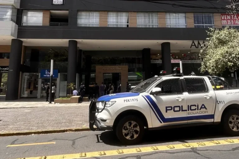 Operativo policial por un intento de asalto en edificio de Quito donde fueron detenidos tres presuntos implicados.