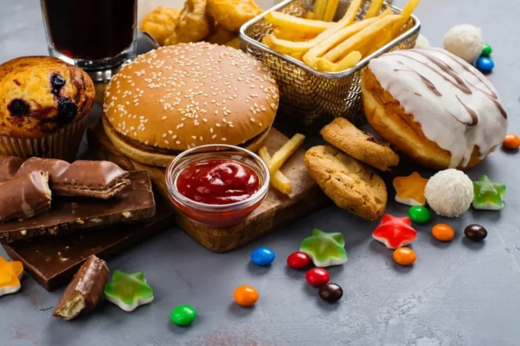 ustración que representa la adicción a los alimentos ultraprocesados con productos en estantes y una persona con deseos de comer