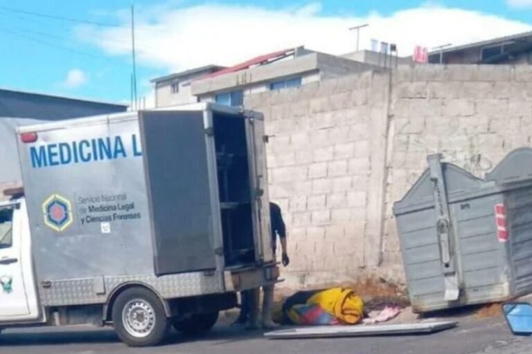 hallazgo de mujer junto a contenedor en Quito