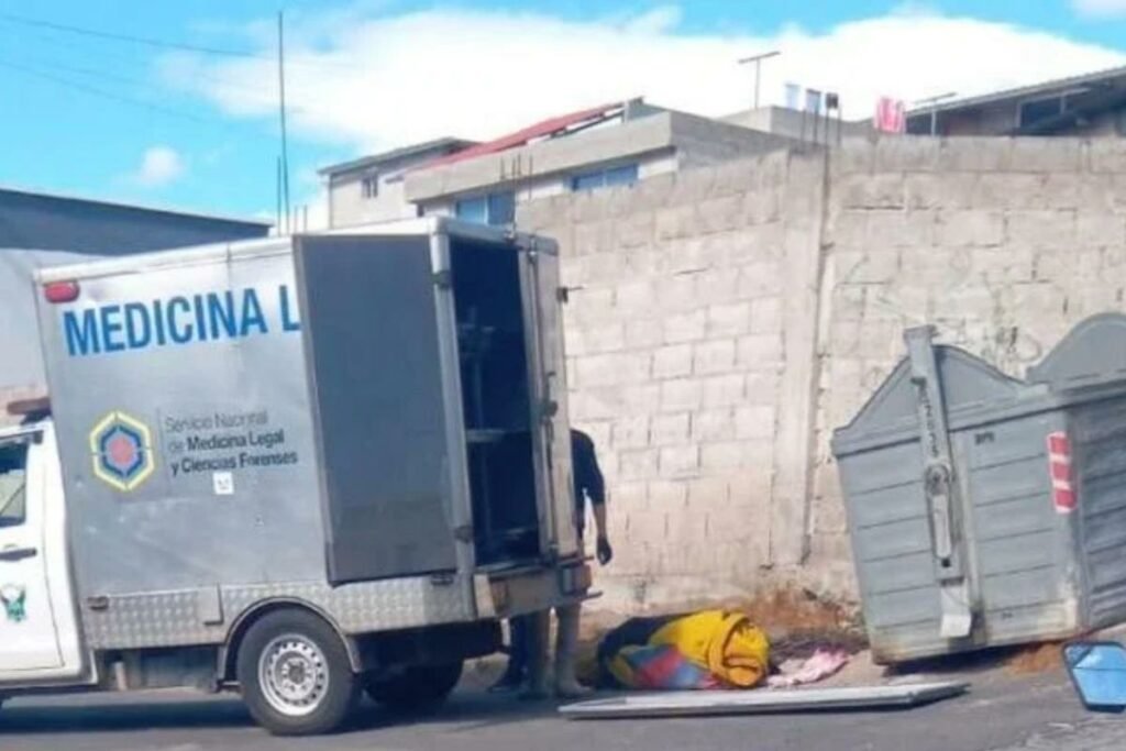 hallazgo de mujer junto a contenedor en Quito