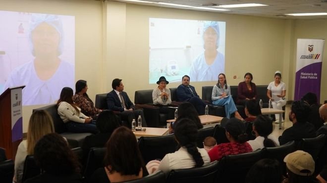 Mujer donando leche humana en un establecimiento de salud del Ministerio de Salud Pública de Ecuador, con personal médico presente
