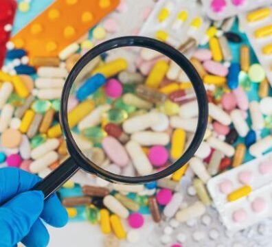 Ilustración que muestra una caja de medicamentos con una etiqueta de advertencia de falsificación, junto a símbolos de salud y protección sanitaria