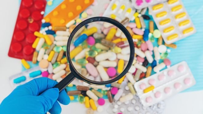 Ilustración que muestra una caja de medicamentos con una etiqueta de advertencia de falsificación, junto a símbolos de salud y protección sanitaria