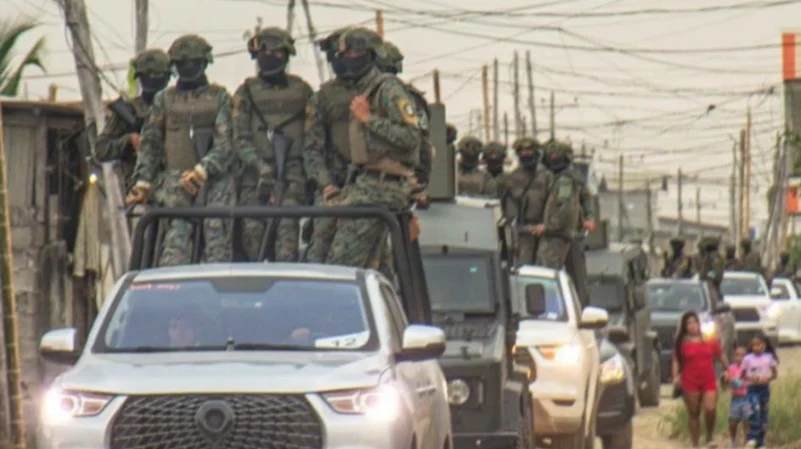 Vehículos blindados y personal militar durante el despliegue militar en Durán, provincia del Guayas.
