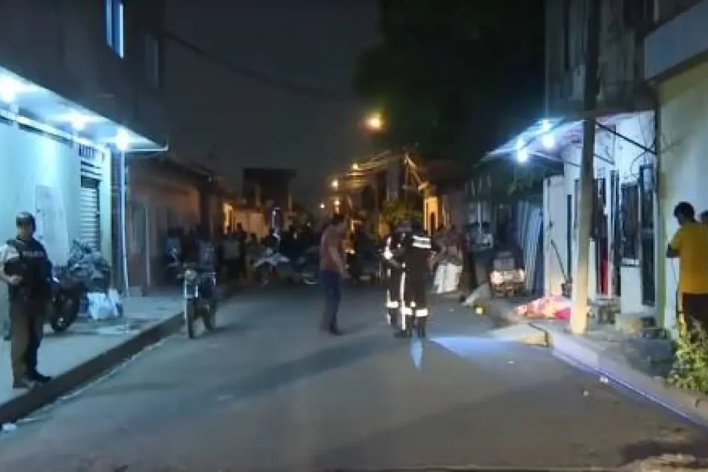 Escena donde una agente de control municipal en Durán fue asesinada a tiros frente a su vivienda mientras la Policía realiza las investigaciones.
