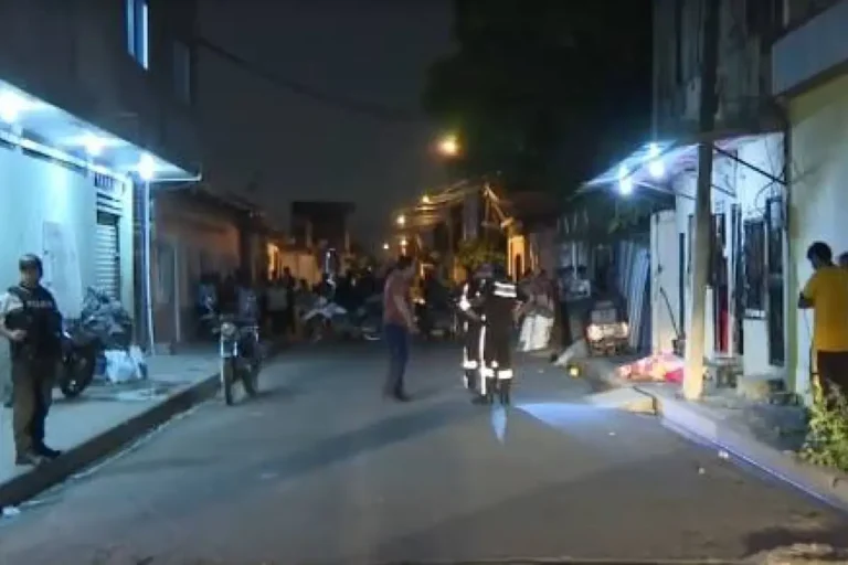 Escena donde una agente de control municipal en Durán fue asesinada a tiros frente a su vivienda mientras la Policía realiza las investigaciones.