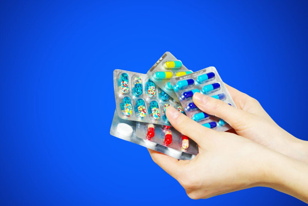 Representación gráfica de alerta sanitaria por presencia de medicamentos falsificados en el mercado farmacéutico mundial