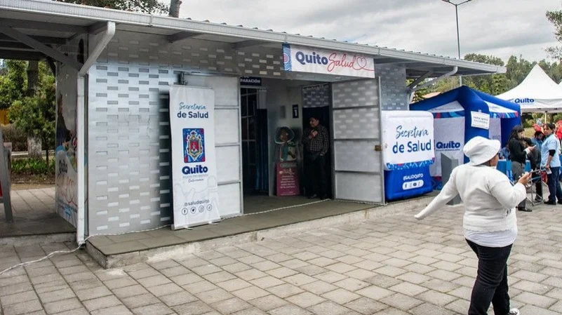Nuevo punto de salud en parque de Quito con personal atendiendo a ciudadanos