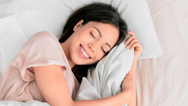 Representación gráfica del descanso nocturno, con símbolos del cerebro, sistema inmune y bienestar físico, resaltando que dormir bien no es un lujo