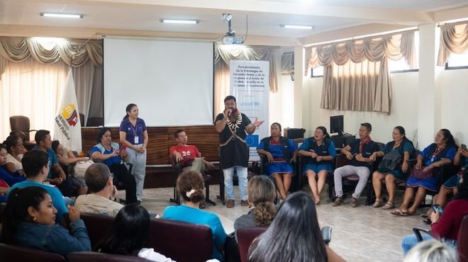 Equipo de salud aplicando la vacuna contra la fiebre amarilla en una comunidad de la Amazonía ecuatoriana, con apoyo de UNICEF y el MSP