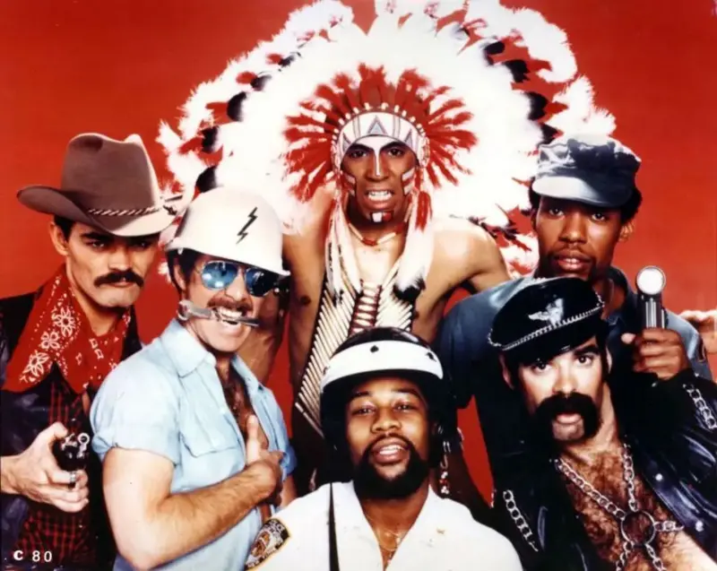 Retrato fotográfico del cantante Victor Willis actuando en el escenario como el líder de Village People.