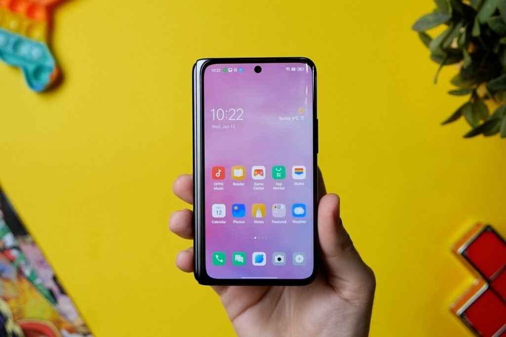 Animación publicitaria oficial que muestra la transición hacia una silueta más cuadrada en el factor de forma del Samsung Galaxy Z Fold8.
