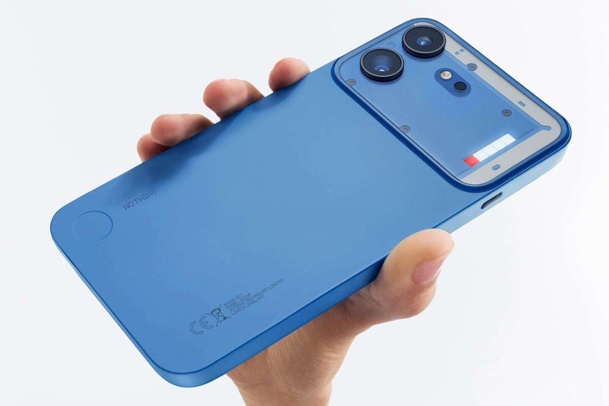 Vista trasera del dispositivo móvil mostrando el diseño transparente y los indicadores LED Glyph de el Nothing Phone (4b).