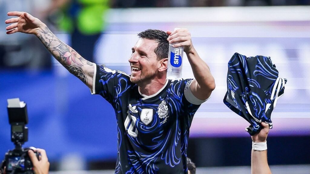 El capitán argentino sosteniendo el trofeo que acredita a Lionel Messi como el mejor jugador del Mundial 2026.