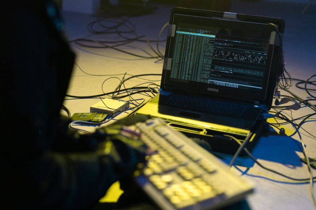 Un monitor de seguridad informática corporativa desplegando un candado digital roto junto a los detalles de cobertura de un seguro de ciberriesgo.