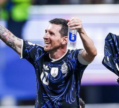El capitán argentino sosteniendo el trofeo que acredita a Lionel Messi como el mejor jugador del Mundial 2026.