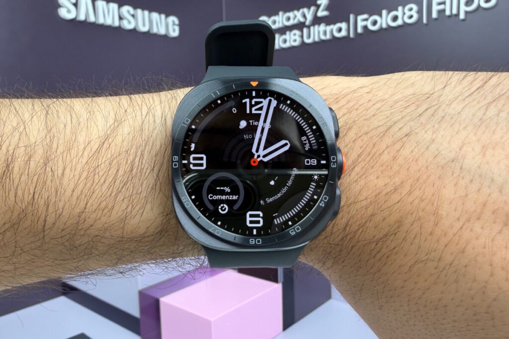 Los nuevos relojes inteligentes Galaxy Watch Ultra2 y Watch9 colocados sobre una mesa de análisis.