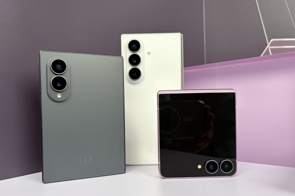 Los nuevos móviles plegables Galaxy Z de Samsung desplegados sobre una superficie de análisis.