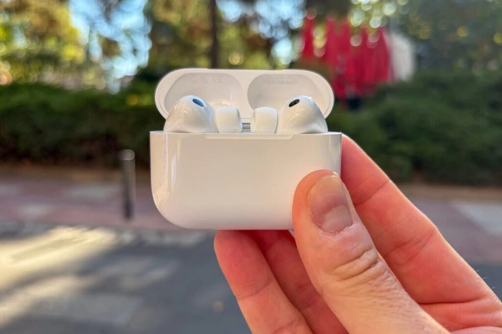 Vista detallada de los AirPods Pro 3 con sus almohadillas de silicona junto al estuche de carga USB-C, representando los mejores auriculares de Apple.