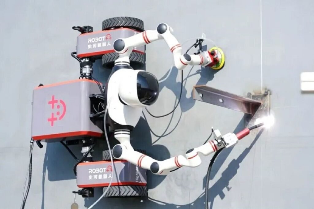Operación de pintura e inspección realizada por un equipo de robots para trabajos en altura sobre un tanque metálico.