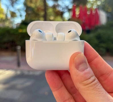 Vista detallada de los AirPods Pro 3 con sus almohadillas de silicona junto al estuche de carga USB-C, representando los mejores auriculares de Apple.