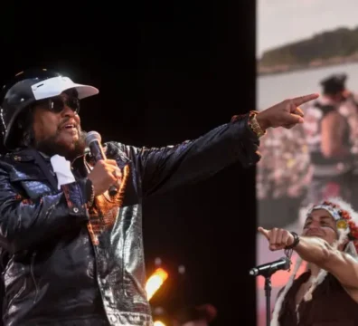 Retrato fotográfico del cantante Victor Willis actuando en el escenario como el líder de Village People.