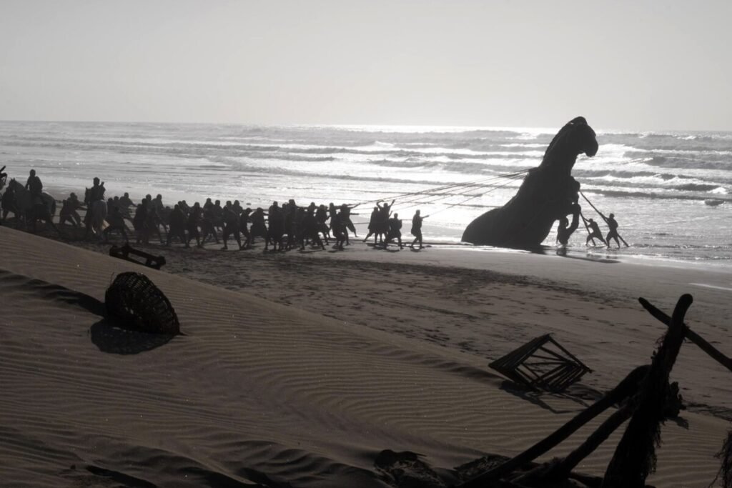 Equipo de filmación operando una cámara IMAX para mostrar el rechazo a la IA y el CGI durante el rodaje de 'La Odisea'.