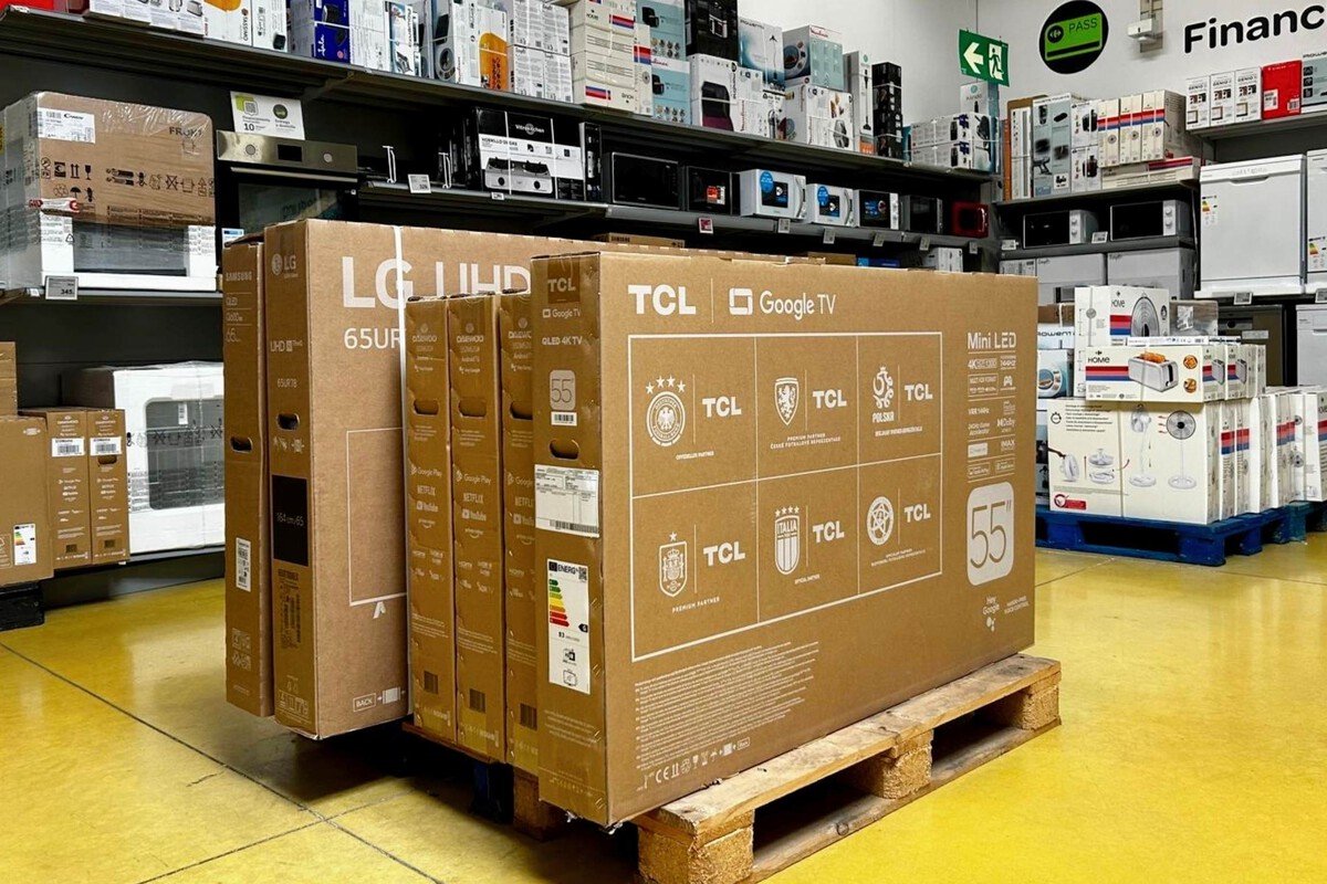 Vista frontal de la smart TV TCL exhibiendo un paisaje de alto brillo sobre su panel MiniLED en un salón, ilustrando la liquidación de la smart TV TCL 65C61K en Carrefour.